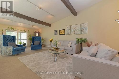 16 Cedar Drive, Caledon, ON - Indoor Photo Showing Living Room