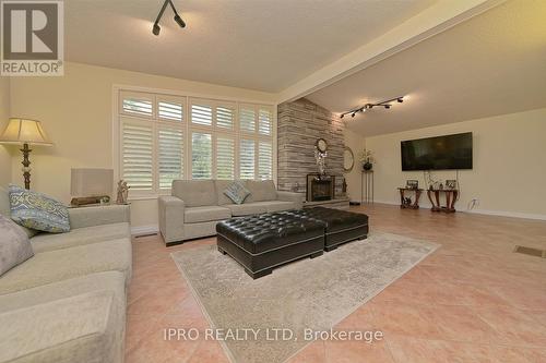 16 Cedar Drive, Caledon, ON - Indoor Photo Showing Living Room