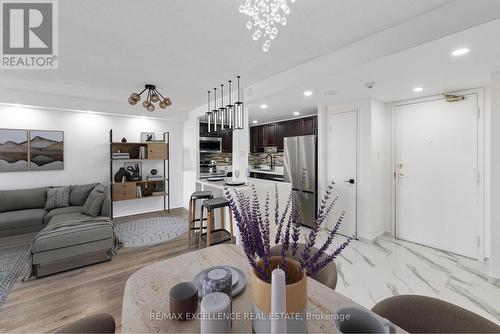 1913 - 115 Hillcrest Avenue, Mississauga, ON - Indoor Photo Showing Living Room