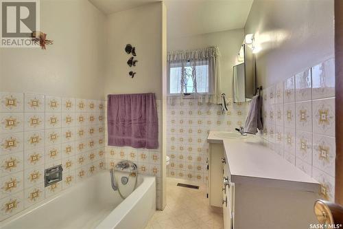 1360 Rothwell Street, Regina, SK - Indoor Photo Showing Bathroom