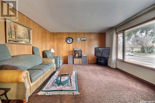 1360 Rothwell Street, Regina, SK - Indoor Photo Showing Living Room