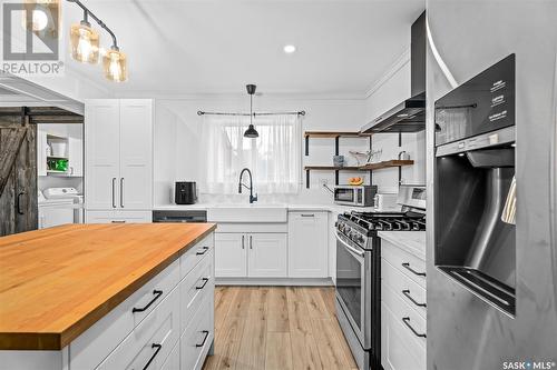 450 Stadacona Street W, Moose Jaw, SK - Indoor Photo Showing Kitchen With Upgraded Kitchen