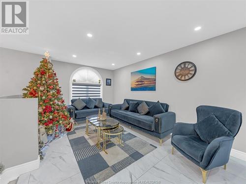 2384 Trappers Avenue, Windsor, ON - Indoor Photo Showing Living Room