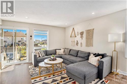 644 Lakeridge Drive, Ottawa, ON - Indoor Photo Showing Living Room