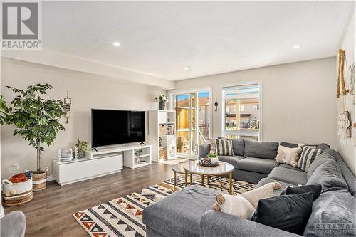 644 Lakeridge Drive, Ottawa, ON - Indoor Photo Showing Living Room