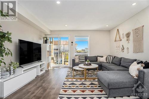 644 Lakeridge Drive, Ottawa, ON - Indoor Photo Showing Living Room