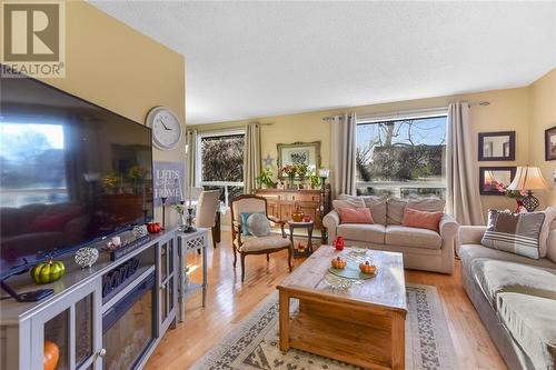 53 Cambridge Crescent, Brockville (810 - Brockville), ON - Indoor Photo Showing Living Room