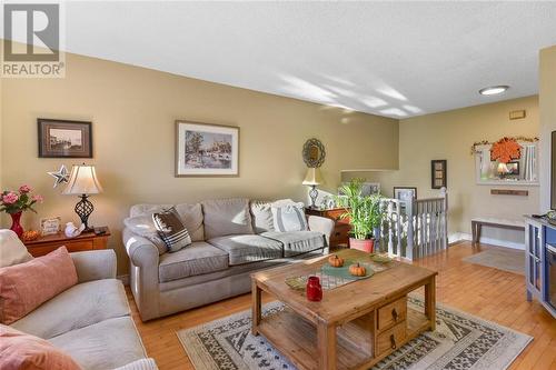 53 Cambridge Crescent, Brockville (810 - Brockville), ON - Indoor Photo Showing Living Room