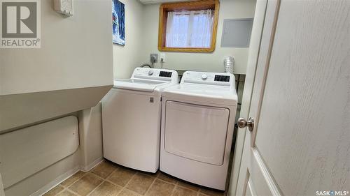 121 19Th Street, Battleford, SK - Indoor Photo Showing Laundry Room