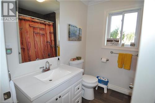 4 piece bath with vanity, toilet, and crown molding - 1 Williamson Place, South Bruce Peninsula, ON - Indoor Photo Showing Bathroom