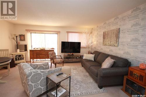 201 1002 108Th Street, North Battleford, SK - Indoor Photo Showing Living Room