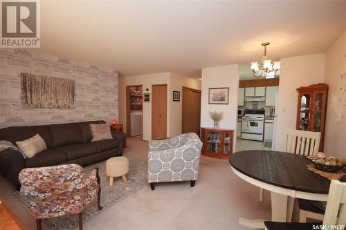 201 1002 108Th Street, North Battleford, SK - Indoor Photo Showing Living Room