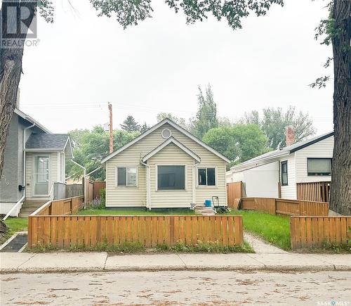 208 25Th Street W, Saskatoon, SK - Outdoor