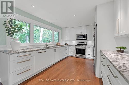 1863 Heather Hills Drive, Burlington, ON - Indoor Photo Showing Kitchen With Upgraded Kitchen