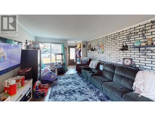 329 6Th Avenue S, Cranbrook, BC - Indoor Photo Showing Living Room