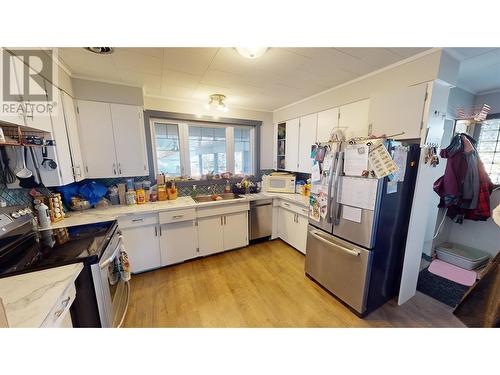 329 6Th Avenue S, Cranbrook, BC - Indoor Photo Showing Kitchen