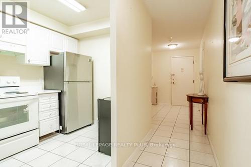 205 - 2628 Mccowan Road, Toronto, ON - Indoor Photo Showing Kitchen