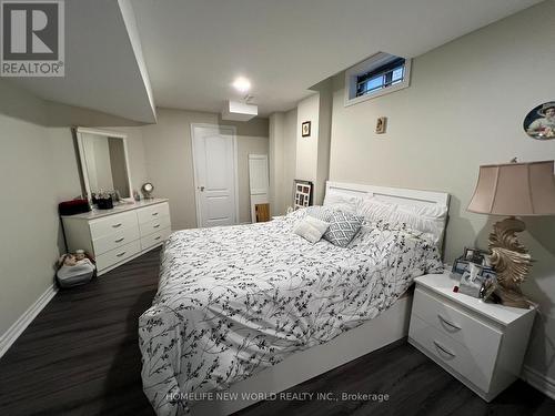 37 Brookwood Drive, Richmond Hill, ON - Indoor Photo Showing Bedroom