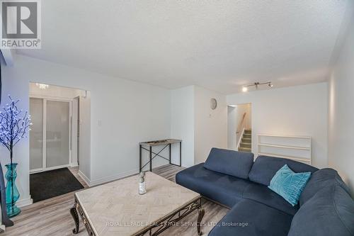 30 Burbank Place, Barrie, ON - Indoor Photo Showing Living Room