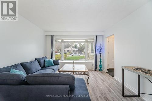 30 Burbank Place, Barrie, ON - Indoor Photo Showing Living Room