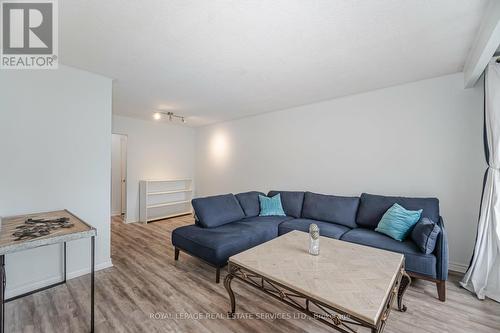 30 Burbank Place, Barrie, ON - Indoor Photo Showing Living Room