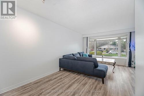 30 Burbank Place, Barrie, ON - Indoor Photo Showing Living Room