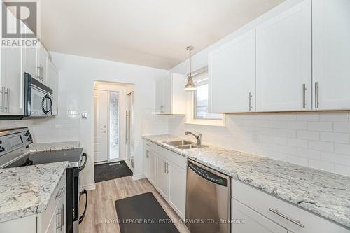 30 Burbank Place, Barrie, ON - Indoor Photo Showing Kitchen With Double Sink With Upgraded Kitchen