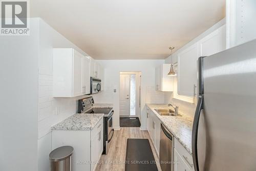 30 Burbank Place, Barrie, ON - Indoor Photo Showing Kitchen With Double Sink With Upgraded Kitchen