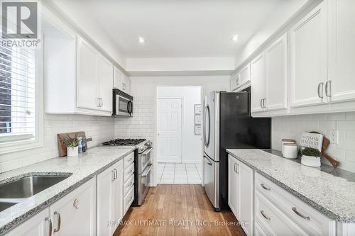 431 Commonwealth Circle, Mississauga, ON - Indoor Photo Showing Kitchen