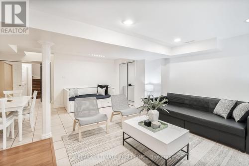 431 Commonwealth Circle, Mississauga, ON - Indoor Photo Showing Living Room