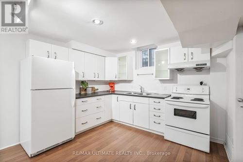 431 Commonwealth Circle, Mississauga, ON - Indoor Photo Showing Kitchen With Double Sink