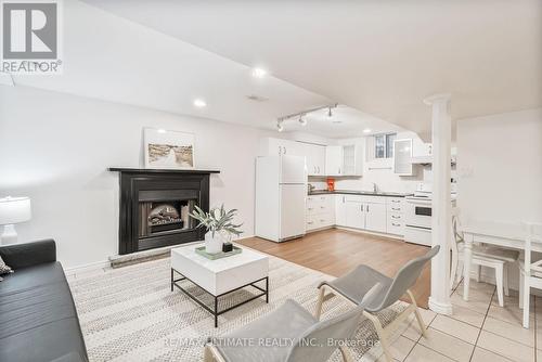 431 Commonwealth Circle, Mississauga, ON - Indoor Photo Showing Living Room With Fireplace