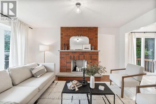 431 Commonwealth Circle, Mississauga, ON - Indoor Photo Showing Living Room With Fireplace