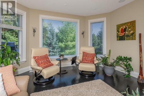 42 Oak Street, Halton Hills, ON - Indoor Photo Showing Living Room