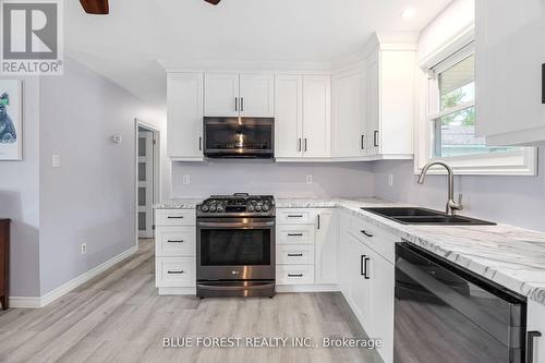 7 Andrews Cres Acres, Goderich, ON - Indoor Photo Showing Kitchen With Double Sink With Upgraded Kitchen