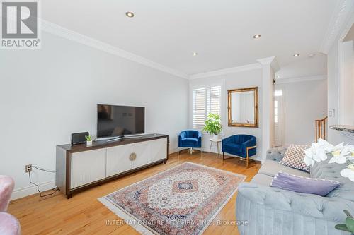 1750 Silver Maple Drive, Pickering, ON - Indoor Photo Showing Living Room