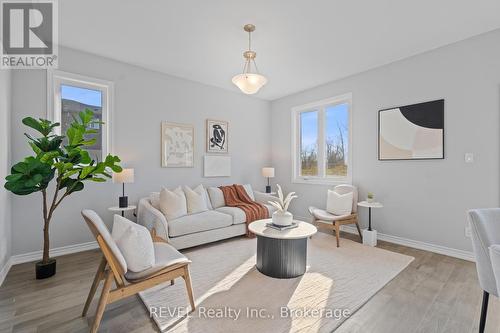 71 Laugher Avenue, Welland (773 - Lincoln/Crowland), ON - Indoor Photo Showing Living Room