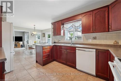 31 Graves Crescent, St. Catharines, ON - Indoor Photo Showing Kitchen