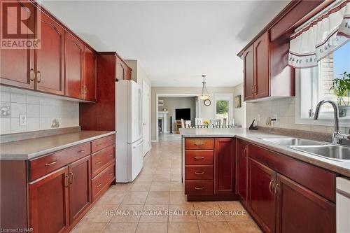 31 Graves Crescent, St. Catharines, ON - Indoor Photo Showing Kitchen With Double Sink