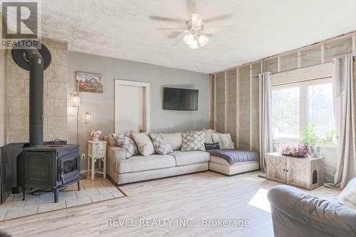 1 Ties Mountain Road, Galway-Cavendish And Harvey, ON - Indoor Photo Showing Living Room