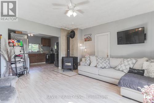 1 Ties Mountain Road, Galway-Cavendish And Harvey, ON - Indoor Photo Showing Living Room