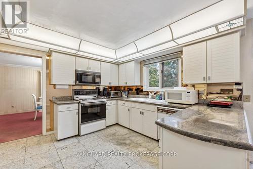 38 Colton Crescent N, Vaughan, ON - Indoor Photo Showing Kitchen