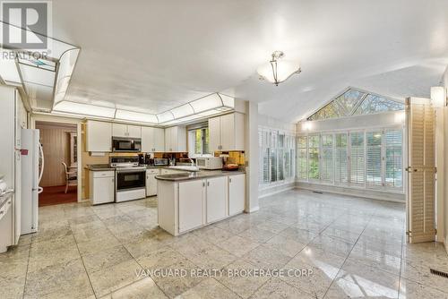 38 Colton Crescent N, Vaughan, ON - Indoor Photo Showing Kitchen