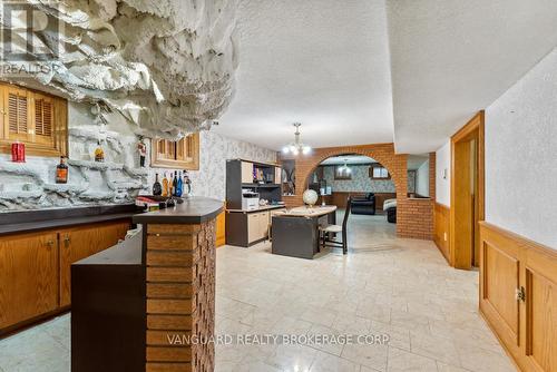 38 Colton Crescent N, Vaughan, ON - Indoor Photo Showing Kitchen