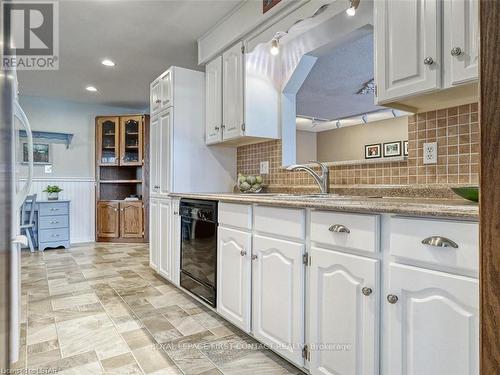 19 Roland Lane, London, ON - Indoor Photo Showing Kitchen