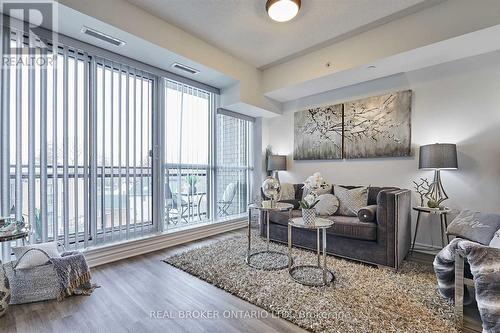 405 - 1 Falaise Road, Toronto, ON - Indoor Photo Showing Living Room