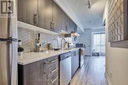 405 - 1 Falaise Road, Toronto, ON - Indoor Photo Showing Kitchen With Upgraded Kitchen