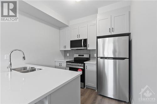 818 Glissade Grove, Ottawa, ON - Indoor Photo Showing Kitchen With Double Sink