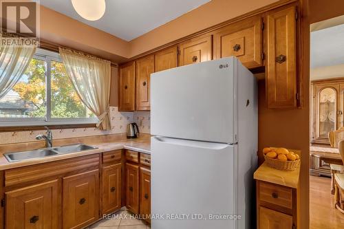 281 Chalfield Lane, Mississauga, ON - Indoor Photo Showing Kitchen With Double Sink