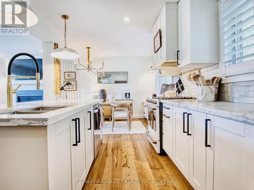 4652 Queensway Gardens, Niagara Falls (212 - Morrison), ON - Indoor Photo Showing Kitchen With Double Sink With Upgraded Kitchen